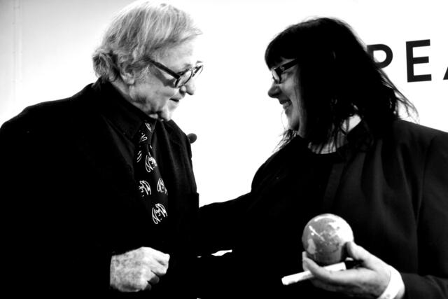 Ein besonderer Gast war der Künstler, Fluxus Consulting-Kurator der Gilbert und Lila Silverman Fluxus Collection im Museum of Modern Art (USA) und Kurator von Yoko Ono-Ausstellungen, Jon Hendricks. Hier im Gespräch mit Künstlerin Susanne Schumacher