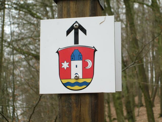 Wegweiser mit dem Wappen von Amönau.