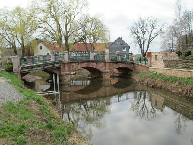 Amönau: Im Dorf der Brücken sieht man hier unter der Brücke im mittleren Bogen, wie die Asphe am Deutschen Eck in den Treisbach mündet.