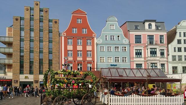 Ein Blickfang ist die bunte Frühlingslandschaft auf dem Universitätsplatz. Foto: Helmut Kuzina