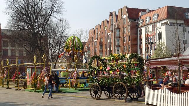 Am Oster­wochenende werden vom Glockenspiel am Fünf-Giebel-Haus Frühlings­melodien erklingen. Foto: Helmut Kuzina