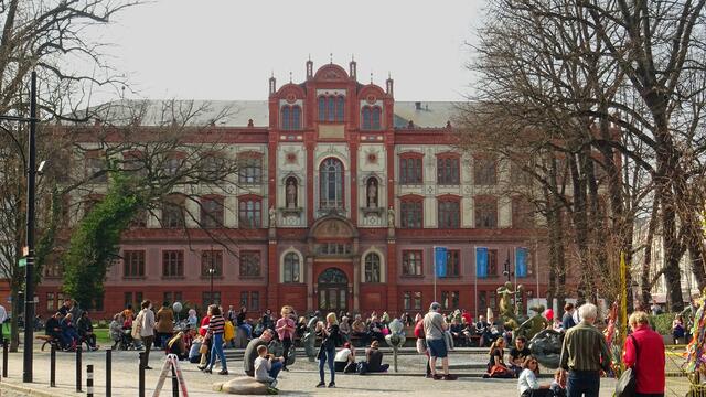 Treffpunkt vor dem Universitätsgebäude auf dem Universitätsplatz. Foto: Helmut Kuzina