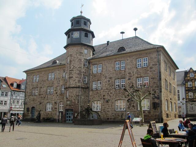 Das Rathaus von Witzenhausen und hier das am Turm über dem Eingang befindliche ...