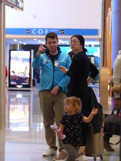 Istanbul Airport,-"die Blauen" stehen überall für  Auskünfte zur Verfügung !