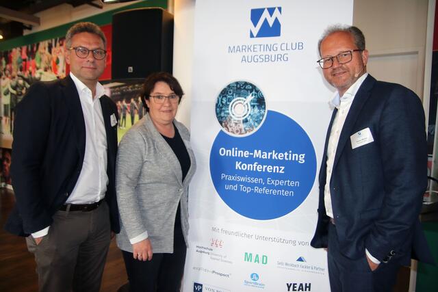 Die Verantwortlichen des Marketing Club Augsburg freuen sich über den Erfolg ihrer zweiten Online Marketing Konferenz: Vorstand Matthias Riedle, Petra Kleber von der Geschäftsstelle und Präsident Florian Möckel.