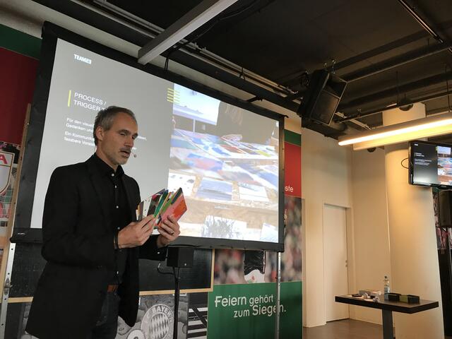 Mit Design Thinking innovative Ideen umsetzen. Dazu referierte Oliver Vogt von Team 23 und nimmt Farbkarten zu Hilfe, um es besser zu erklären.