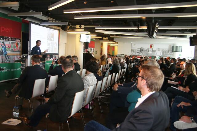 Die zweite Online-Marketing Konferenz übertrifft alle Erwartungen. Über 140 Gäste treffen sich in der WWK-Arena, um sich über die neuesten Online-Trends zu informieren und auszutauschen.