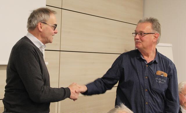 Gratulation von Günter Busche an Bernd Fischer (Kassenwart)