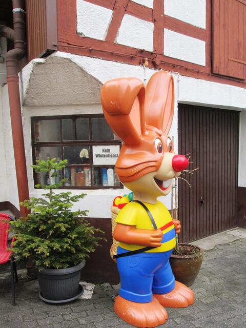 Die farbigen Ostereier habe ich im Körbchen.