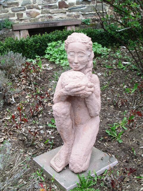Die Brotspenderin (Die heilige Elisabeth) im Rosengarten.