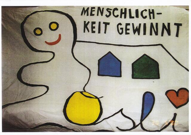 die Bremer Schulfahne (hier mit: "MENSCHLICHKEIT GEWINNT") - jetzt im Schulmuseum Bremen