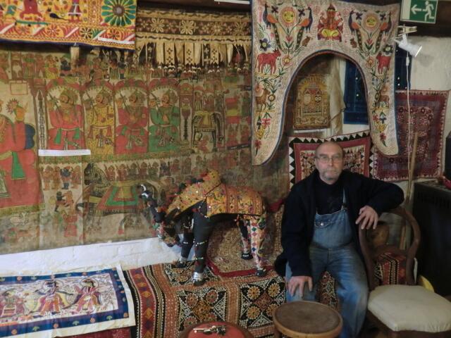 Der Ausstellungsmacher Michael Stöhr vor einer indischen Rollbildfolge aus Rajastan in Indien