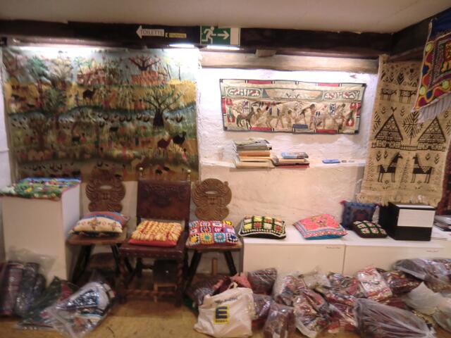 Ägyptische Bildtepiche  der Kopten während der Ausstellungsvorbereitung