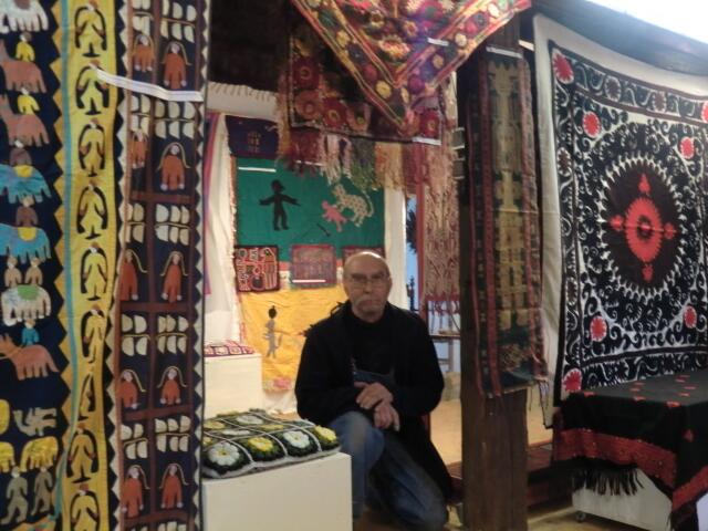 Der Ausstellungsmacher zwischen Textilien aus Usbekistan, der Mongolei und Afrika