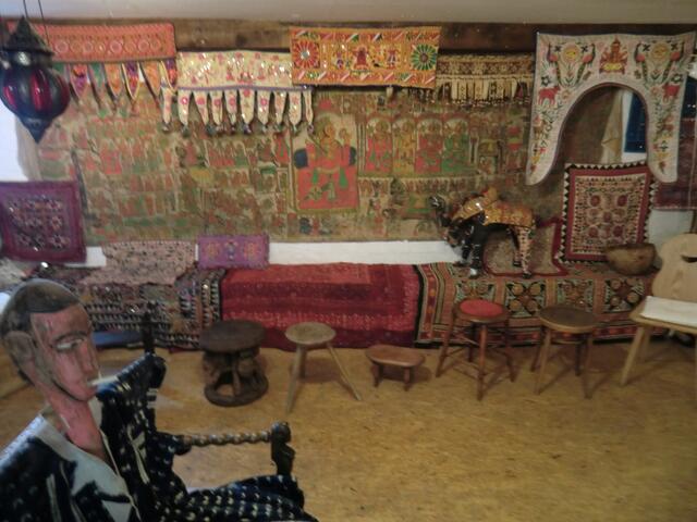 Blick auf ein Rollbild von Geschichtenerzählern aus Rajastan