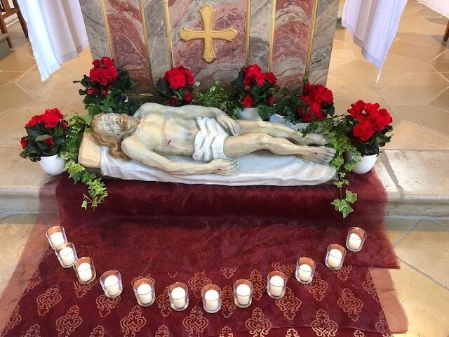 Das Heilige Grab in St. Ulrich in Ellgau - liebevoll aufgebaut von Mesnerin Simone Götzfried. Die 12 Lichter stehen für 11 Apostel und für Maria, die Mutter Gottes. Judas Iskarioth, der Verräter Jesu, ist nicht mehr.