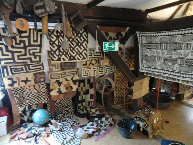 Raphia-Naturfaser-gewebe der Bakuba aus dem Kongo und Eisenschlammmalerei aus der Elfenbeinküste