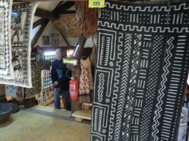 Eisenschlammmalereien der Senufo und Dogon (Mali, Westafrika) auf schmalen und zusammengenähten Webstreifen