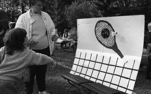 Gemeindefest 1990 der drei damaligen katholischen Kirchengemeinden im Stadtbezirk auf der Bernwardswiese.