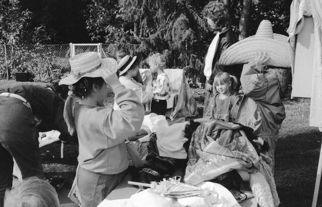 Gemeindefest 1990 der drei damaligen katholischen Kirchengemeinden im Stadtbezirk auf der Bernwardswiese.