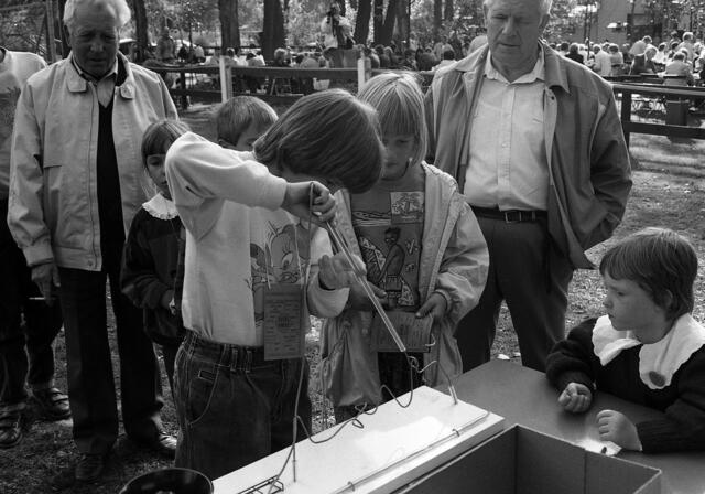 Gemeindefest 1990 der drei damaligen katholischen Kirchengemeinden im Stadtbezirk auf der Bernwardswiese.