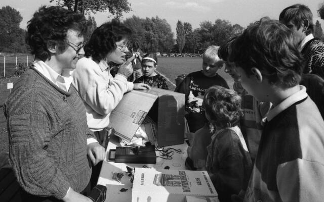Gemeindefest 1990 der drei damaligen katholischen Kirchengemeinden im Stadtbezirk auf der Bernwardswiese.