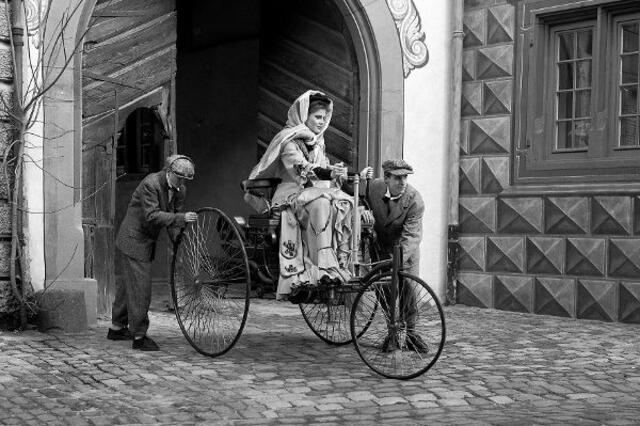 Bertha Benz erbringt 1888 den Beweis, dass Autos langstreckentauglich sind. | Foto: © Daimler / TRD Zeitgeschichte und Historik