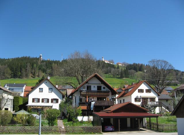 Blick hinauf zum Hohen Peissenberg mit  Observatorium (Wetterwarte) und Wallfahrtskirche "Maria Himmelfahrt".