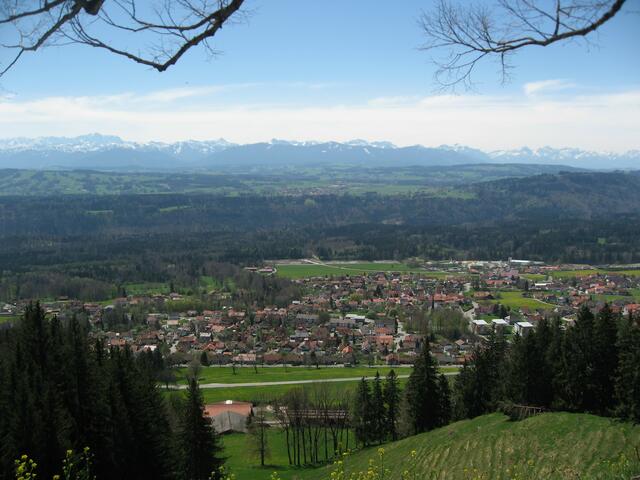 Ort Hohenpeißenberg. So nah am Alpenrand. Die Zugspitze ist gut erkennbar.