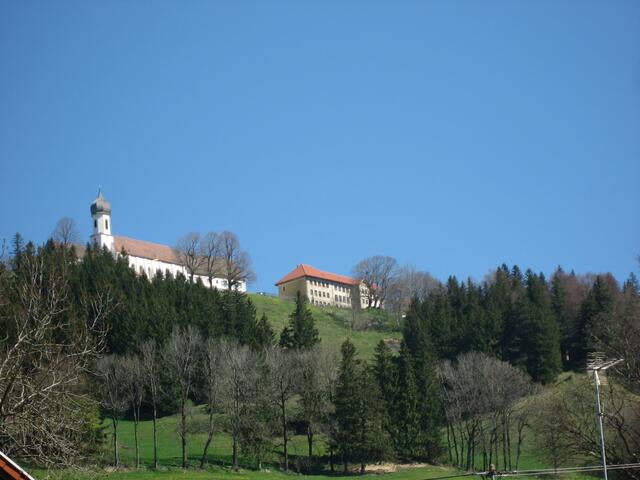 Neben der Kirche meine alte Volksschule. (Zoom)