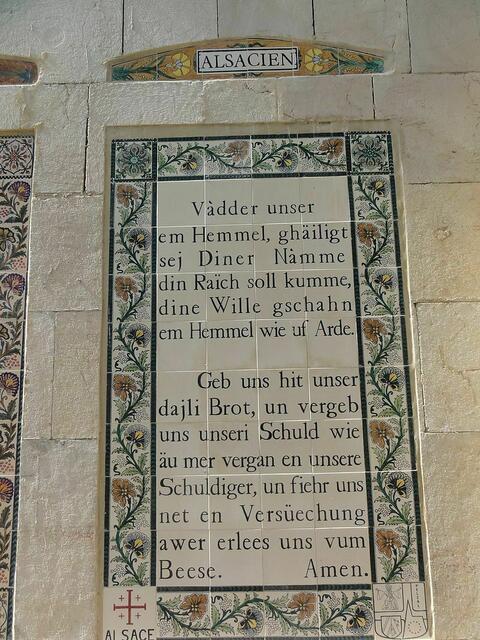 S Gebatt „Vàdder unser“ uf Elsassisch > https://als.wikipedia.org/wiki/Els%C3%A4ssisch#/media/File:Lord%27s_Prayer_alsacien.jpg (Mattes - Eigeni Arbet. Paternosterkirche (Vaterunser-Kirche), Jerusalem: Vaterunser auf Elsässisch | Foto: wie vor