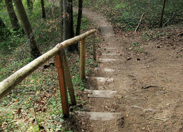 Ein Handlauf, entlang der steilen Treppenstufen... sehr praktisch! Ich nutze das gerne.