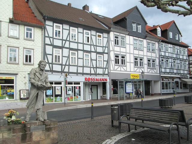 Am östlichen Ende der Fußgängerzone erkennen wir Jacob Grimm, der bei seiner Vertreibung von der Universität Göttingen, am dritten Advent, dem 17.12.1837, nach Witzenhausen kam. Von hier reiste er in das kurhessische Asyl nach Kassel weiter.