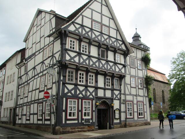 Cafe - Kneipe, die Gaststätte "Kirschbaum", Marktgasse 2, 37213 Witzenhausen, dahinter die Liebfrauenkirche.