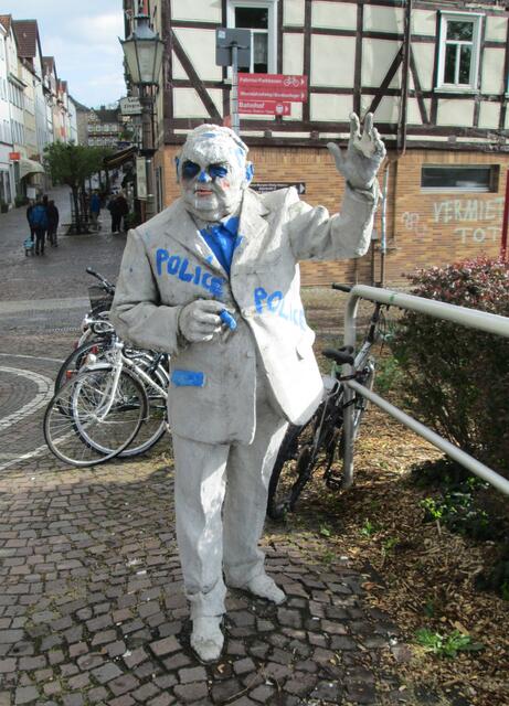 An der Werrabrücke grüßt Ludwig Erhard. Das leider verunstaltete Denkmal korrespondiert mit sinnfreien Schmierereien in der Fußgängerzone. Die Dummen sterben nicht aus. Besser sah es noch vor drei Wochen aus: https://www.myheimat.de/witzenhausen/freizeit/von-der-innenstadt-gruesst-ludwig-erhard-auf-die-andere-seite-der-werra-m4924160,3012044.html