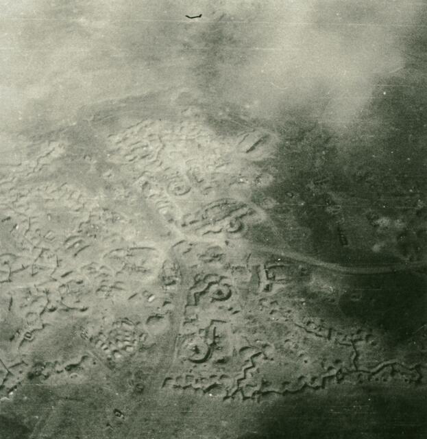Luftaufnahme bei der Landung in Dien Bien Phu am 5.12.1953 - Stützpunkt des 1. BEP. Es war dunstig. Wir mussten zwei Mal zur Landung ansetzen und waren der vietnamesischen Luftabwehr ausgesetzt.