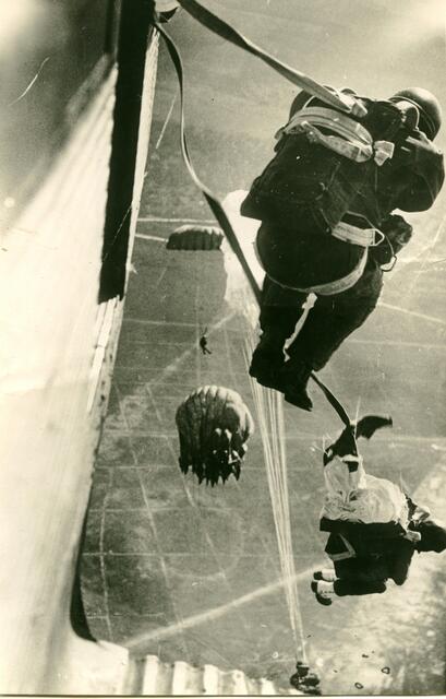 Fallschirmabsprung aus der JU 52.