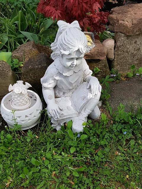 die Kleine Buchleserin hab ich noch nicht lange gekauft --durch kleine Defekte wesentlich günstiger bekommen !