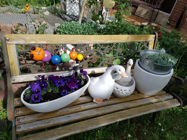 die kleine Bank  bekam ich geschenkt----will sie noch frisch streichen !