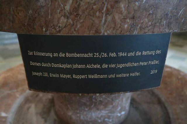 Eine Gedenktafel im Dom erinnert an mutige Retter