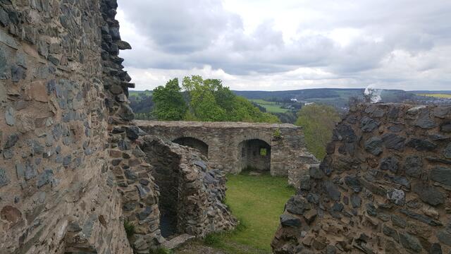Restaurierter Burgvorhof mit tw, restaurierten Maueranlagen