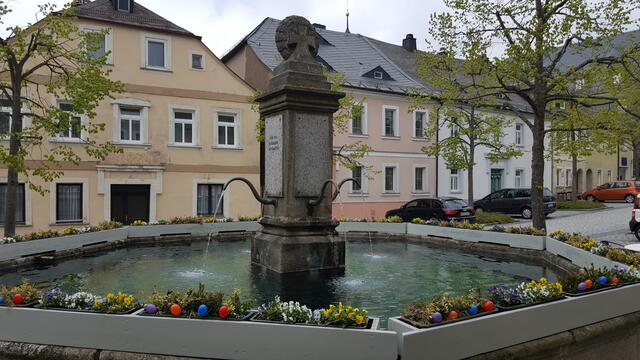 Marktbrunnen mit "Oster-Dekoration"
