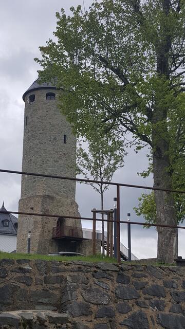 Restaurierter Turm (1937) auf ehemaligem Turmstumpf wiedererrichtet.