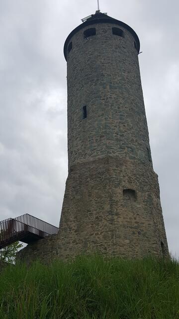 Nochmal der imposante Bergfried