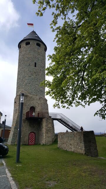 Bergfried mit Zugang über Treppe (ehemals nur zur besseren Verteidigung mit Leiter erreichbar). Das untere Tor wurde nachträglich eingefügt.