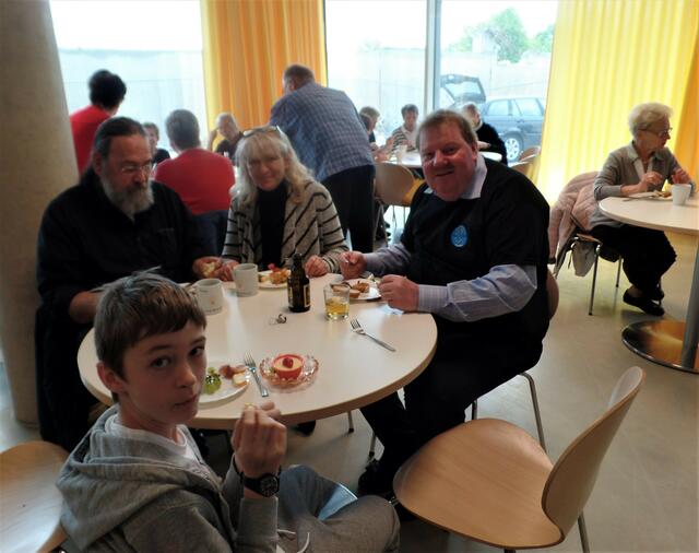 Gemütliche Tischrunden beim Probieren der "Schmankerln" und guten Gesprächen