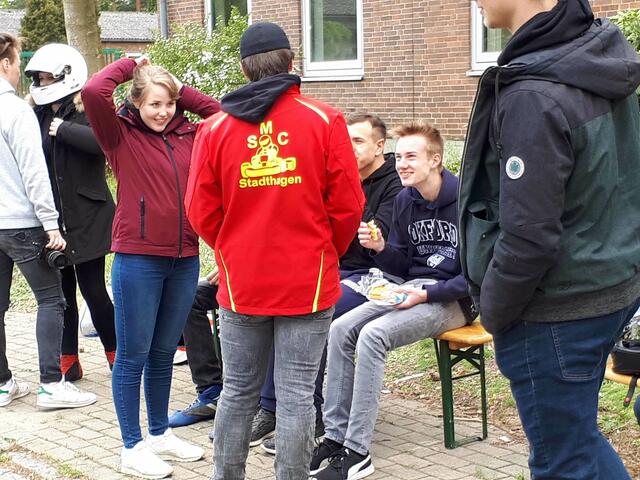 Fachgespräche unter den jungen Autoslalom Fahrern