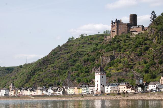 Über dem schönen Ort mit seinen beiden Stadttürmen thront Burg Katz. Nicht weit entfernt liegt Burg Maus. Und auf der gegenüberliegenden Rheinseite über St. Goar die Burg Rheinfels.