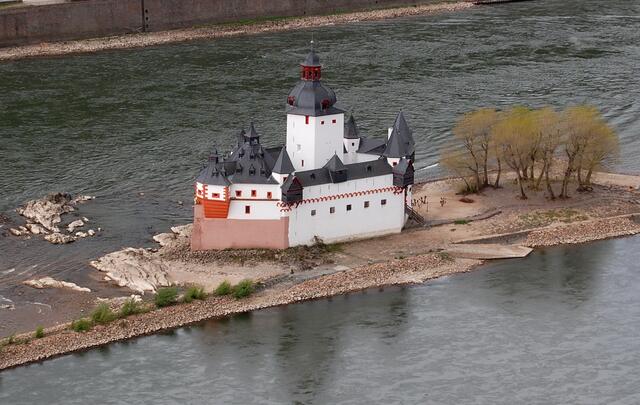 Und unter uns im Rhrein befindet sich auf einer Insel die kleine Burg Pfalzgrafenstein, die einmal eine Zollstation war.