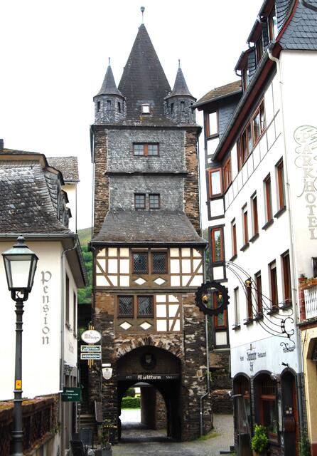 Ein Großteil der Stadtmauer mit Wehrgang und etliche Stadttürme sind erhalten.